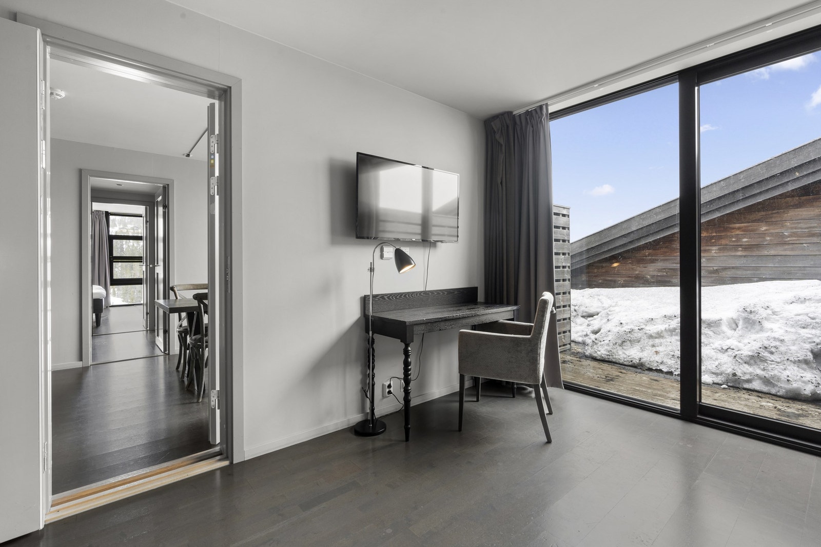 Rom 1601 - hotellromsdel. 1601 har egen inngang, bad/wc, tv og utgang til veranda. Rommet kan slås sammen eller separeres fra suitedelen etter behov. Kjempefin mulighet til å få gode leieinntekter mens du selv disponerer andre deler av leiligheten. Galleribilde