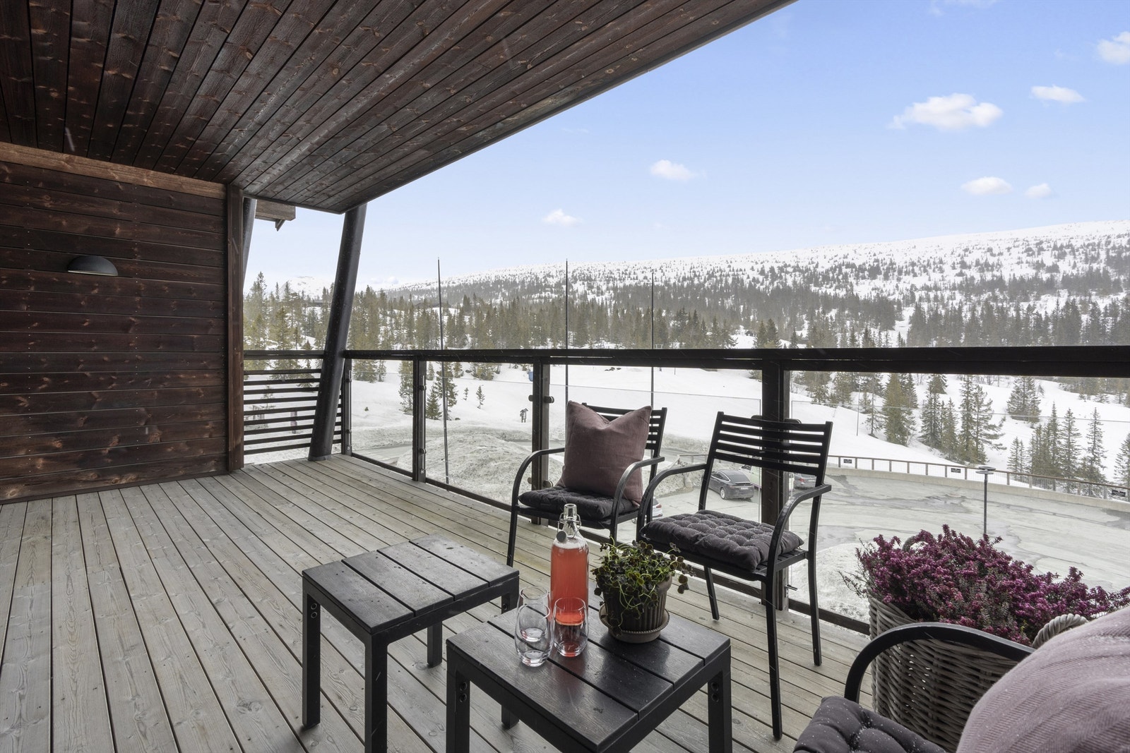 16,5 kvm. overbygget balkong med vid utsikt mot alpintbakken, barnebakken og fjellene Dansarflata og Augunshaug. Galleribilde