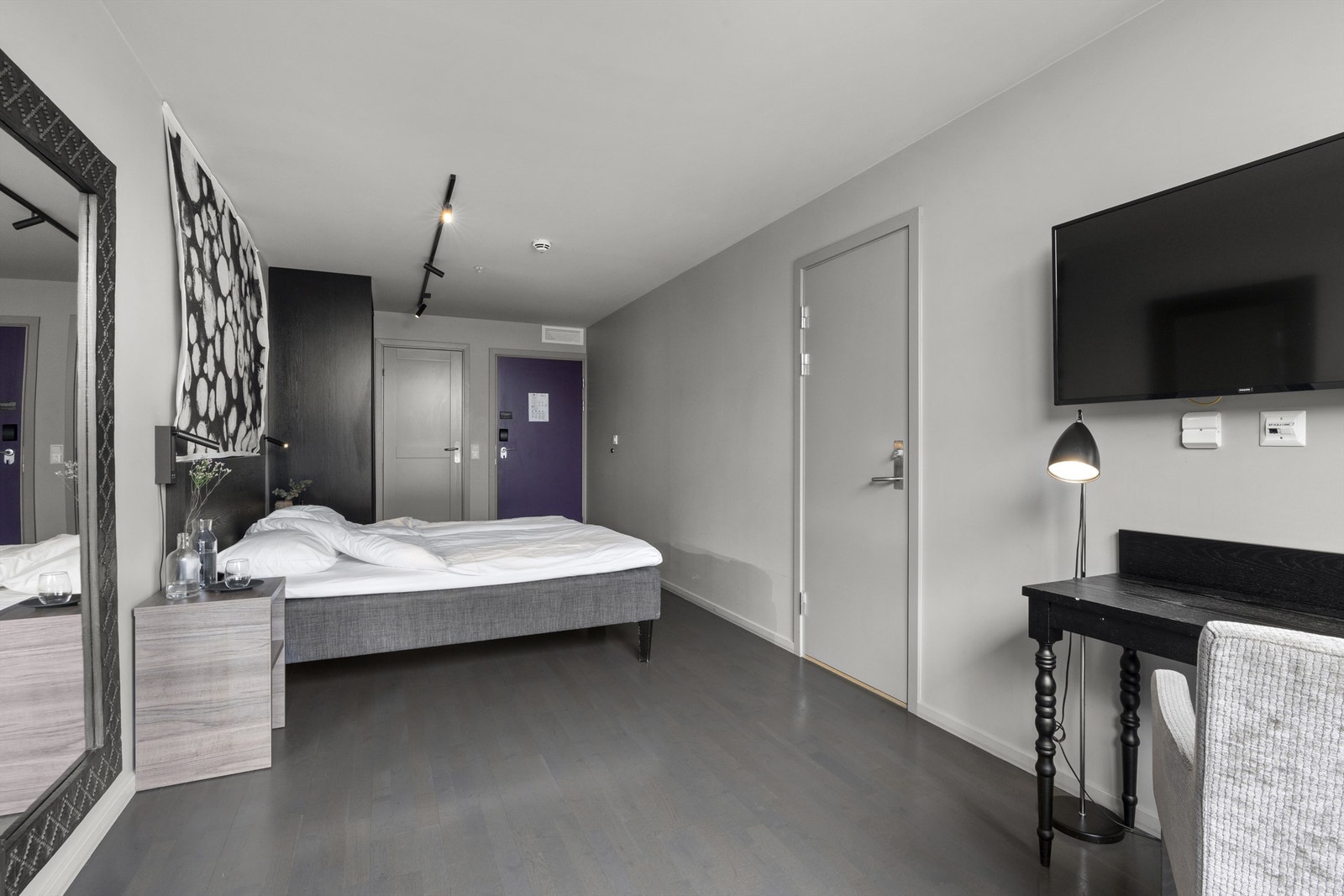 Rom 1601 har egen inngang, bad/wc, tv og utgang til veranda. Rommet kan slås sammen eller separeres fra suitedelen etter behov. I skyvedørsgarderoben er det lov å sette inn et låsbart skap til lagring for eier. Galleribilde