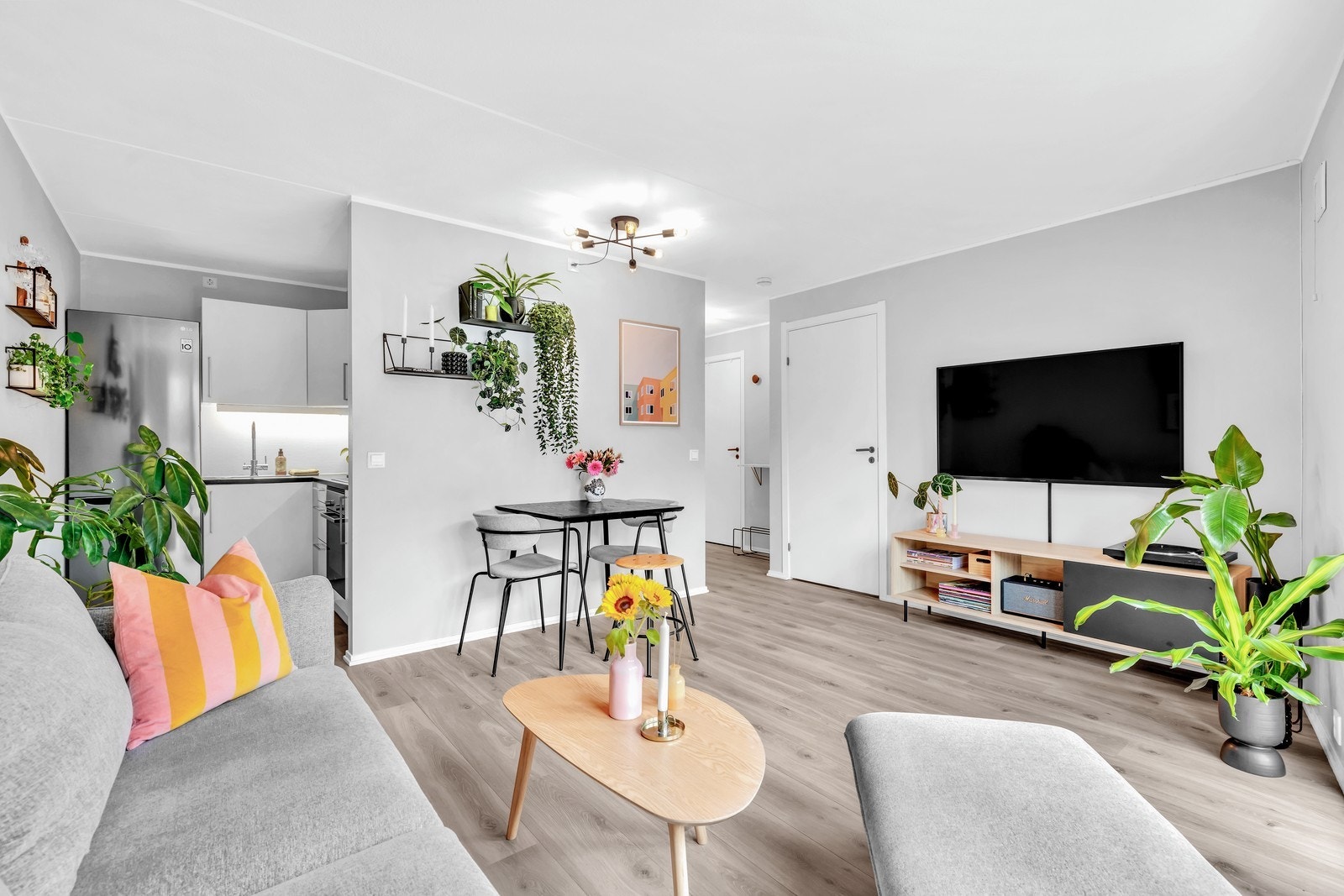 Stue og kjøkken ligger i åpen løsning. Galleribilde