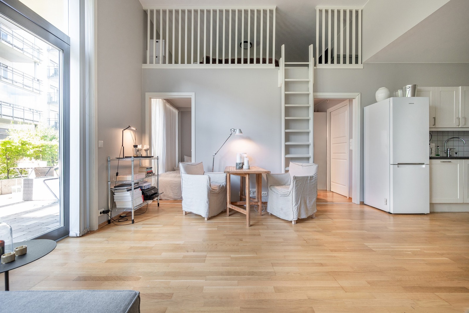 Leilighet er pen med høy takhøyde. Galleribilde