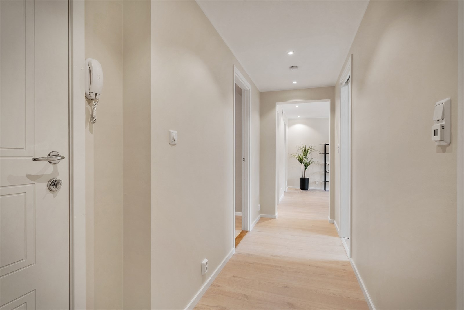 - Du blir ønsket velkommen hjem til en lys og trivelig entré - Galleribilde