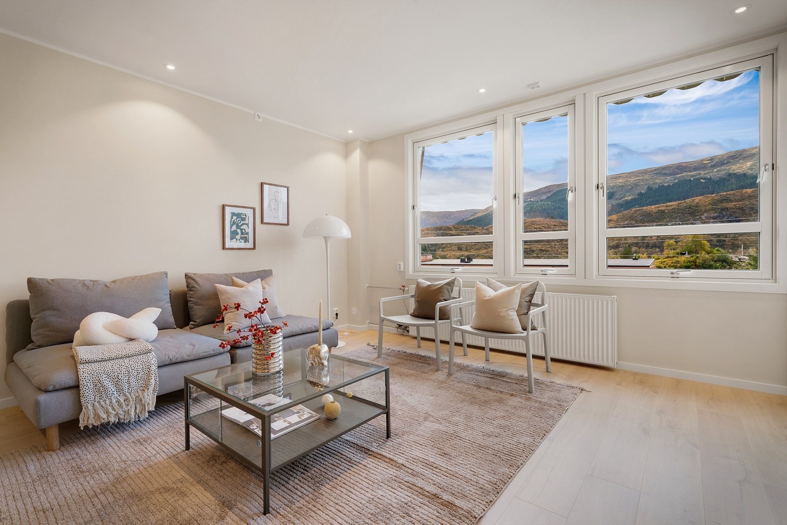 - Leiligheten byr på en rekke gode kvaliteter som bla. rause vindusflater og gode romløsninger. Merk stor radiator (sentralvarme inkl. i felleskostnadene) - Galleribilde