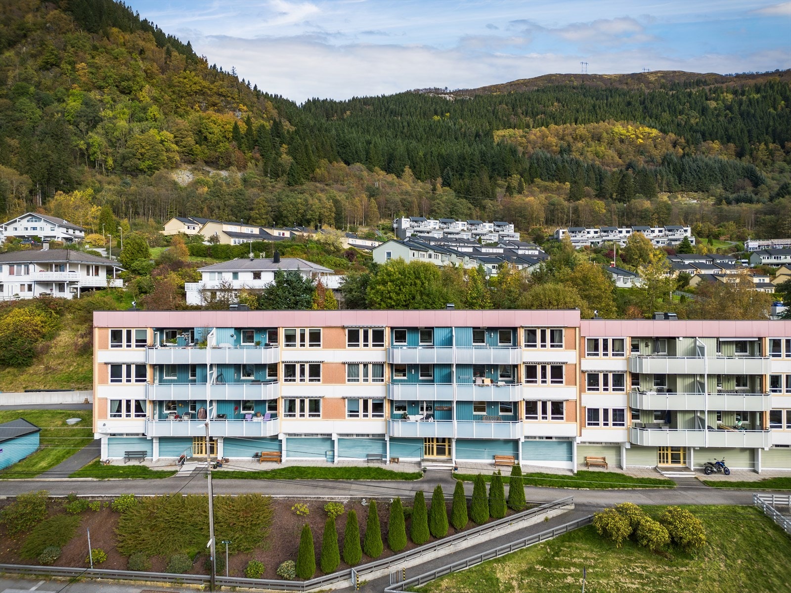 - Fast parkeringsplass og felles ladestasjoner med betalingsløsning ved Stølsvegen 96 og Stølsvegen 113 - Galleribilde