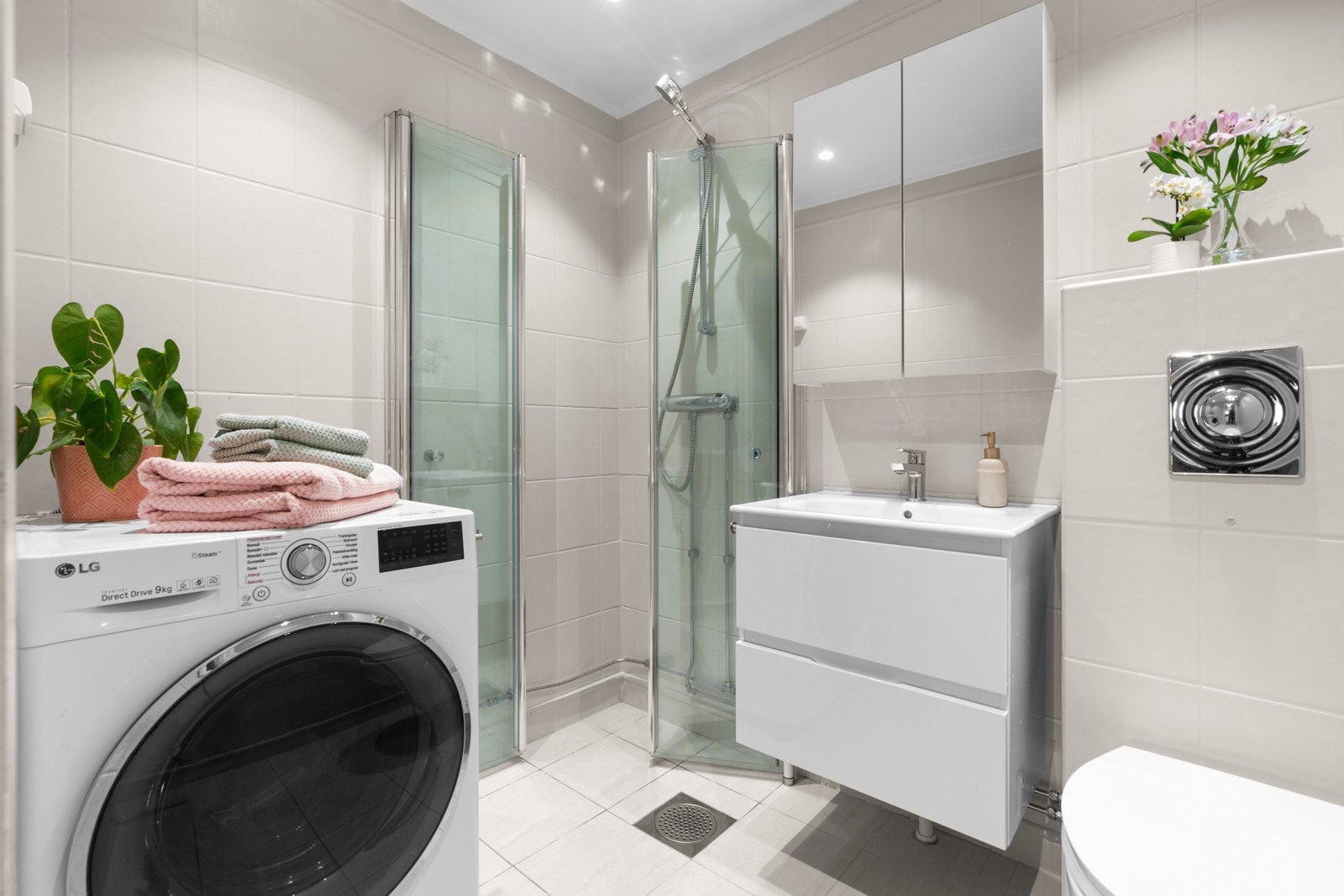 Lyst og pent bad med flislagte vegger og gulv med gulvvarme. Varmekabler ble utbedret i 2022 og det ble montert nye baderomsmøbler av rørlegger i 2023. Galleribilde