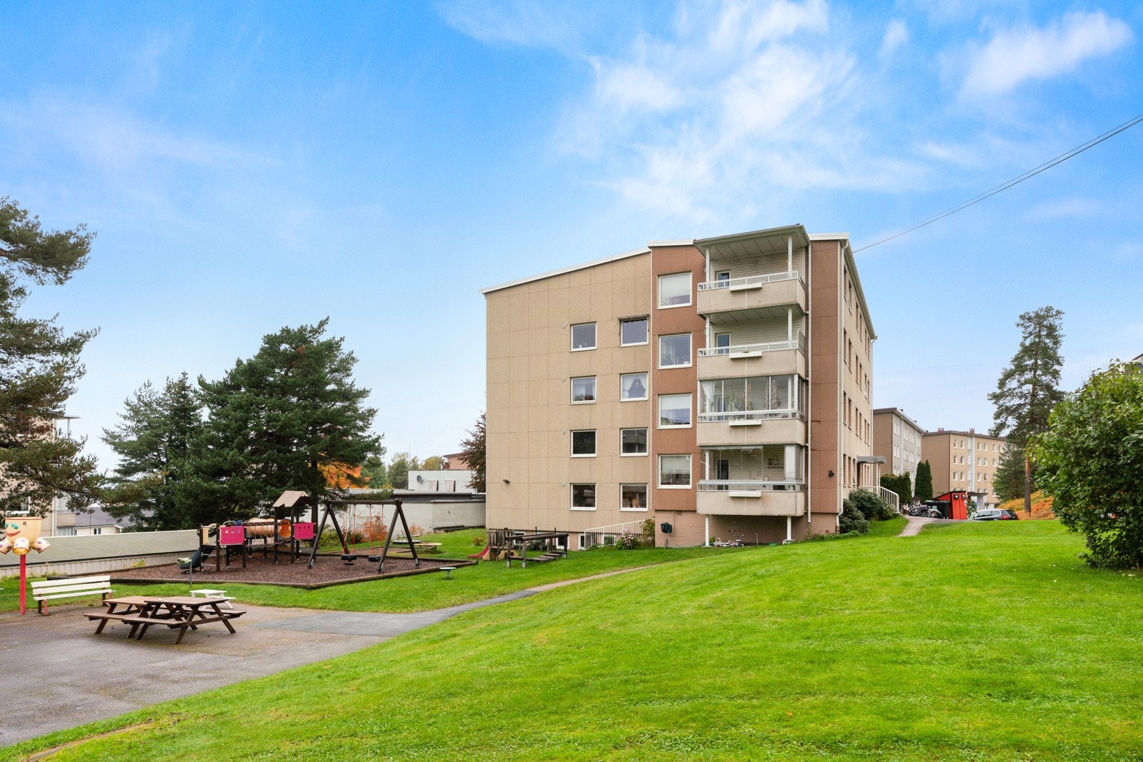 Beliggenheten er skjermet og rolig, med flotte grøntarealer rundt blokkene. Galleribilde