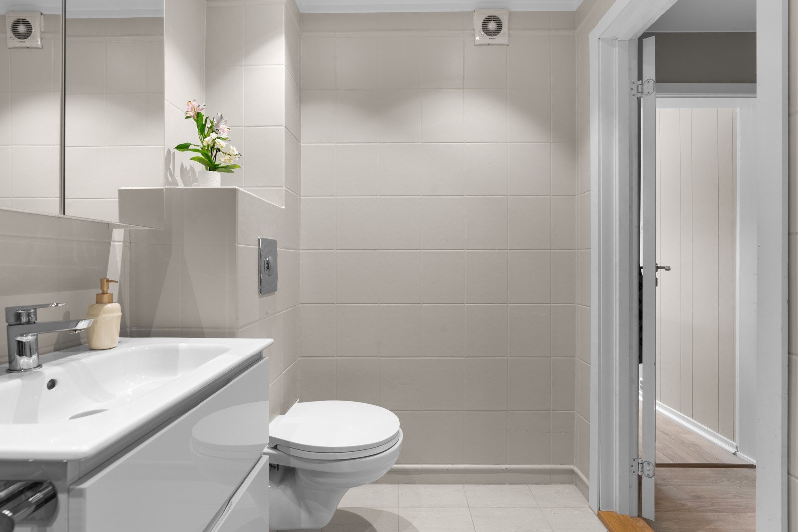 Elektriker skiftet spotter i tak og dimmer i 2023, og beboere kan ellers benytte seg av borettslagets fellesvaskerier. Nærmeste i Filerveien 3 eller Solbergliveien 88. Galleribilde