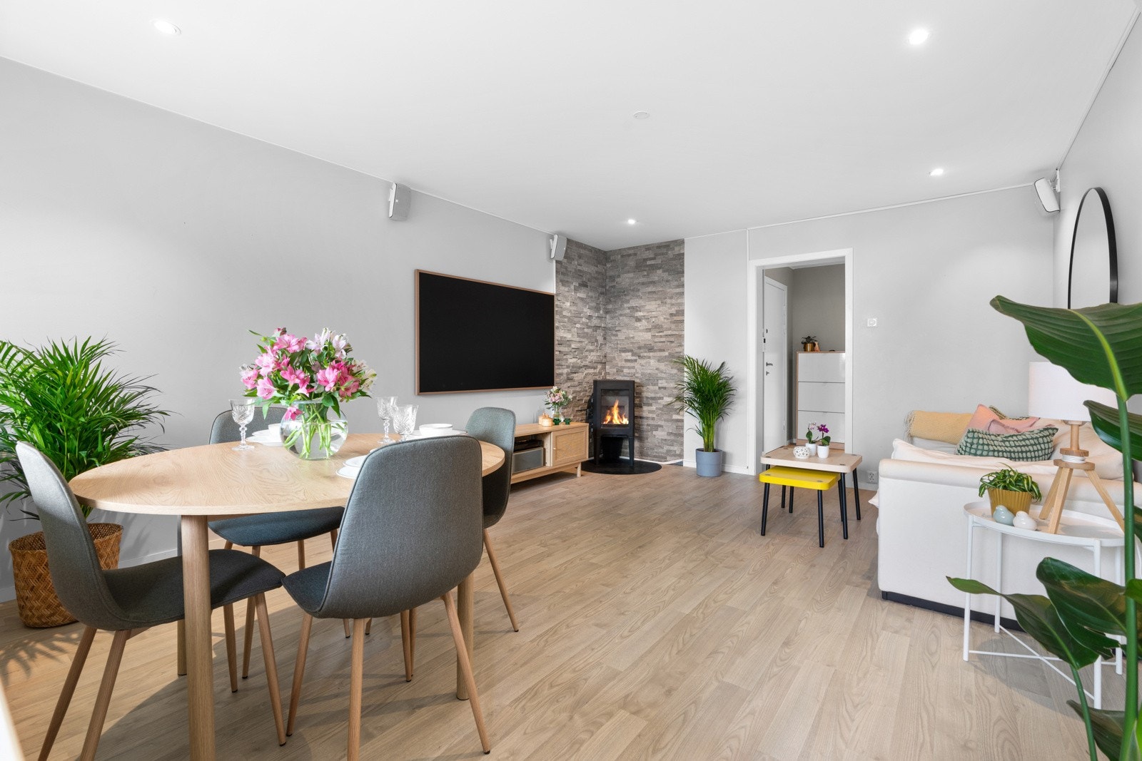 Lys og pen 3-roms med vestvendt balkong på 7 kvm og god planløsning. Bad modernisert i 22/23. Kun 5 min. til Østmarka. Galleribilde