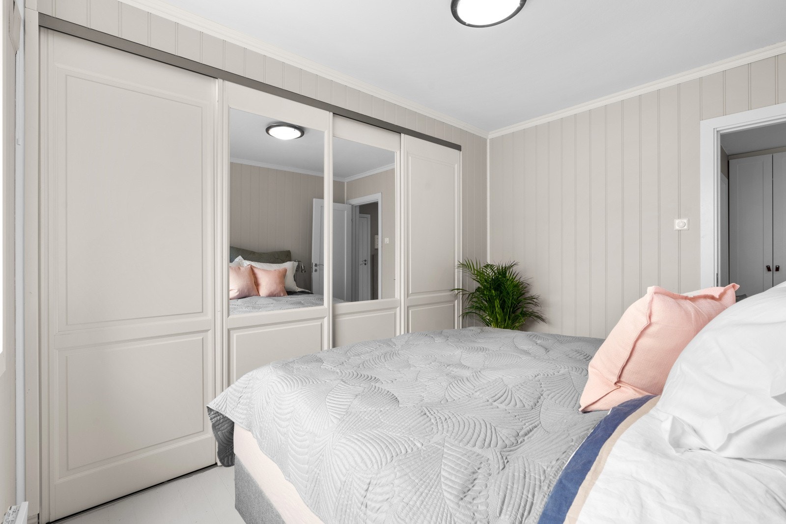 Hovedsoverommet har god plass til dobbeltseng med tilhørende nattbord. I tillegg har rommet stor skyvedørsgarderobe. Galleribilde