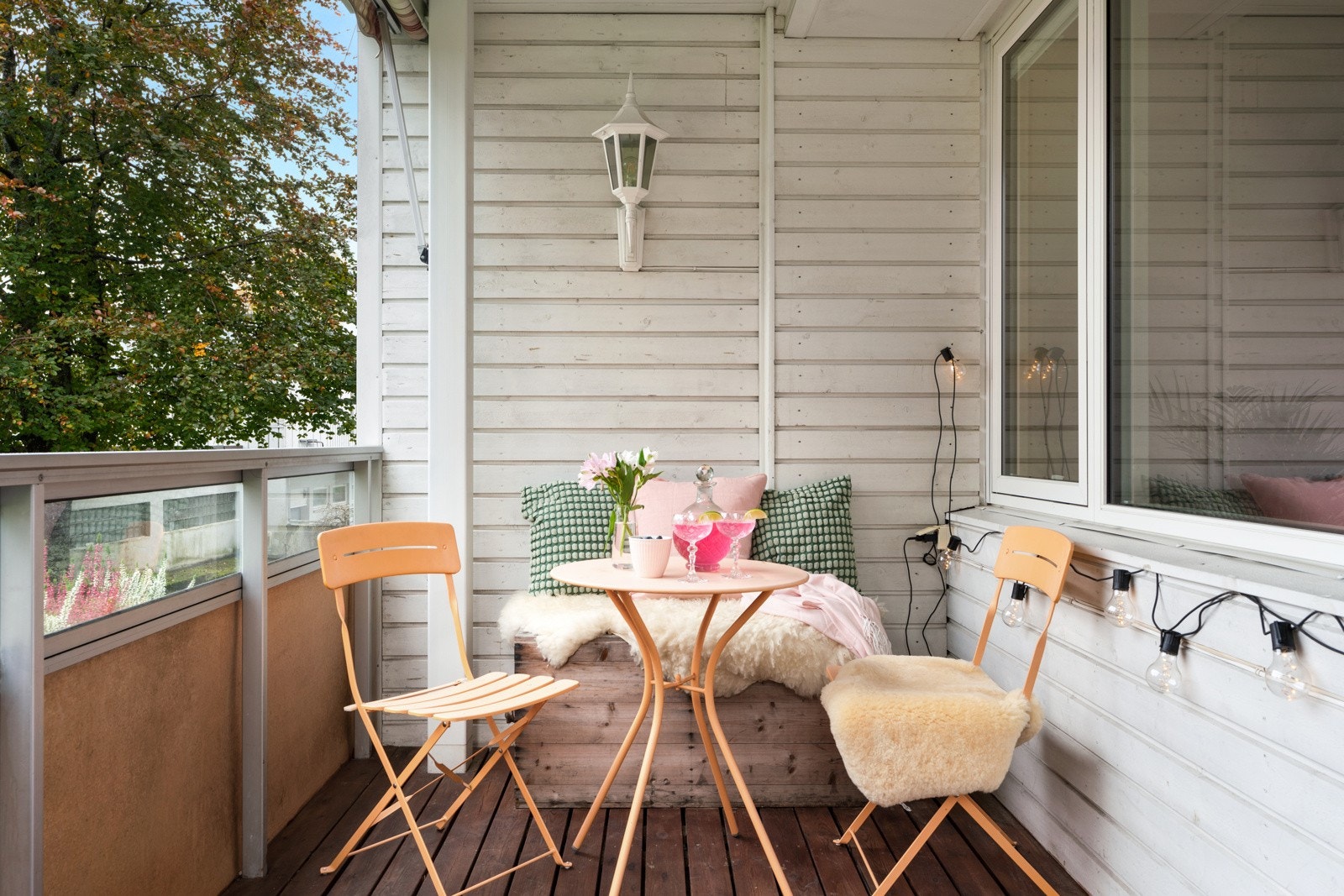 Her det god plass til utemøblement og balkongen har ellers tett rekkverk med glassfelt, utebelysning, stikk og dekke av terrassebord. Det er tillatt å grille med gass- og elektrisk grill på balkongen. Galleribilde
