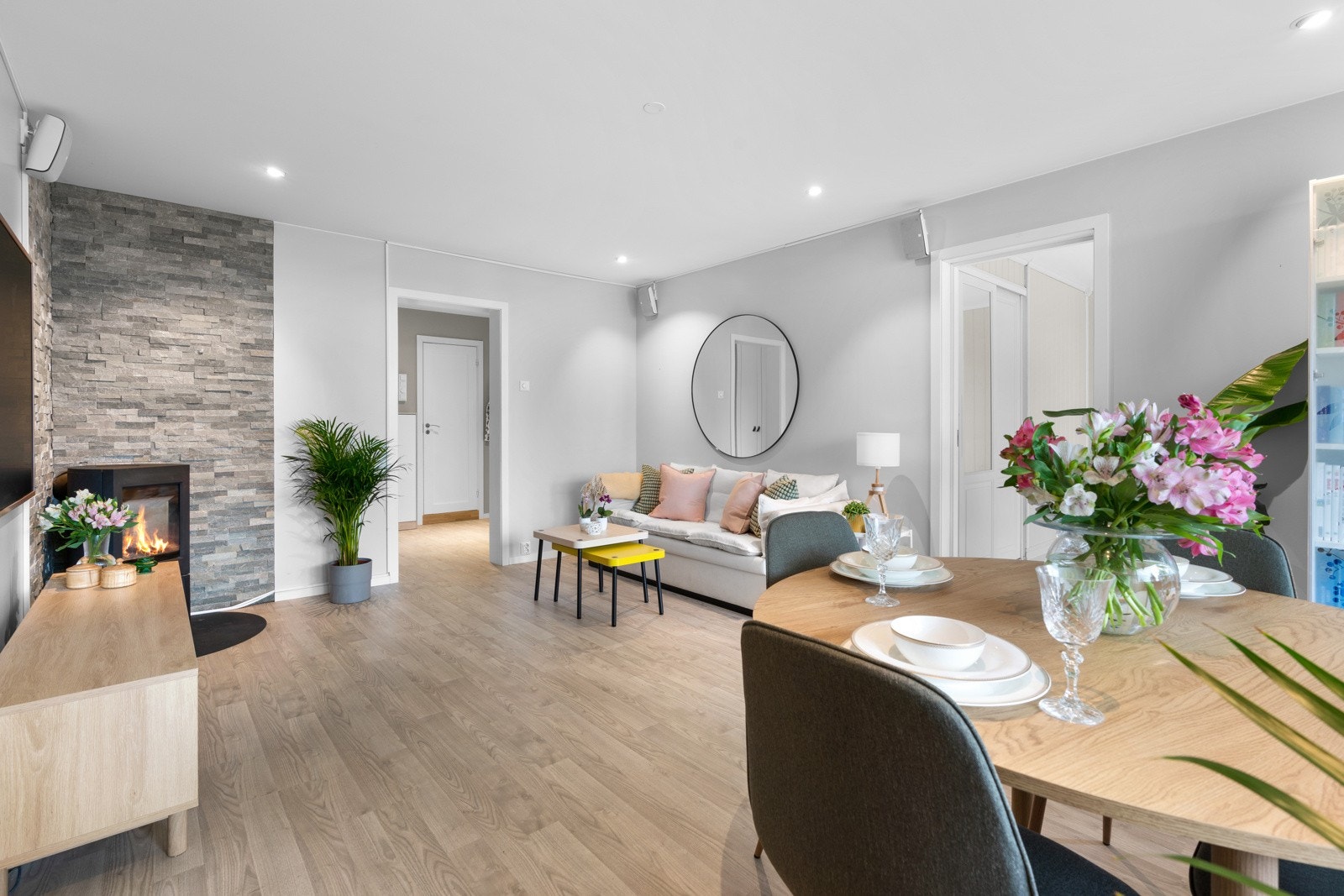 Her er det naturlig å innrede med egen del til spisemøblement og egen sofaseksjon Galleribilde