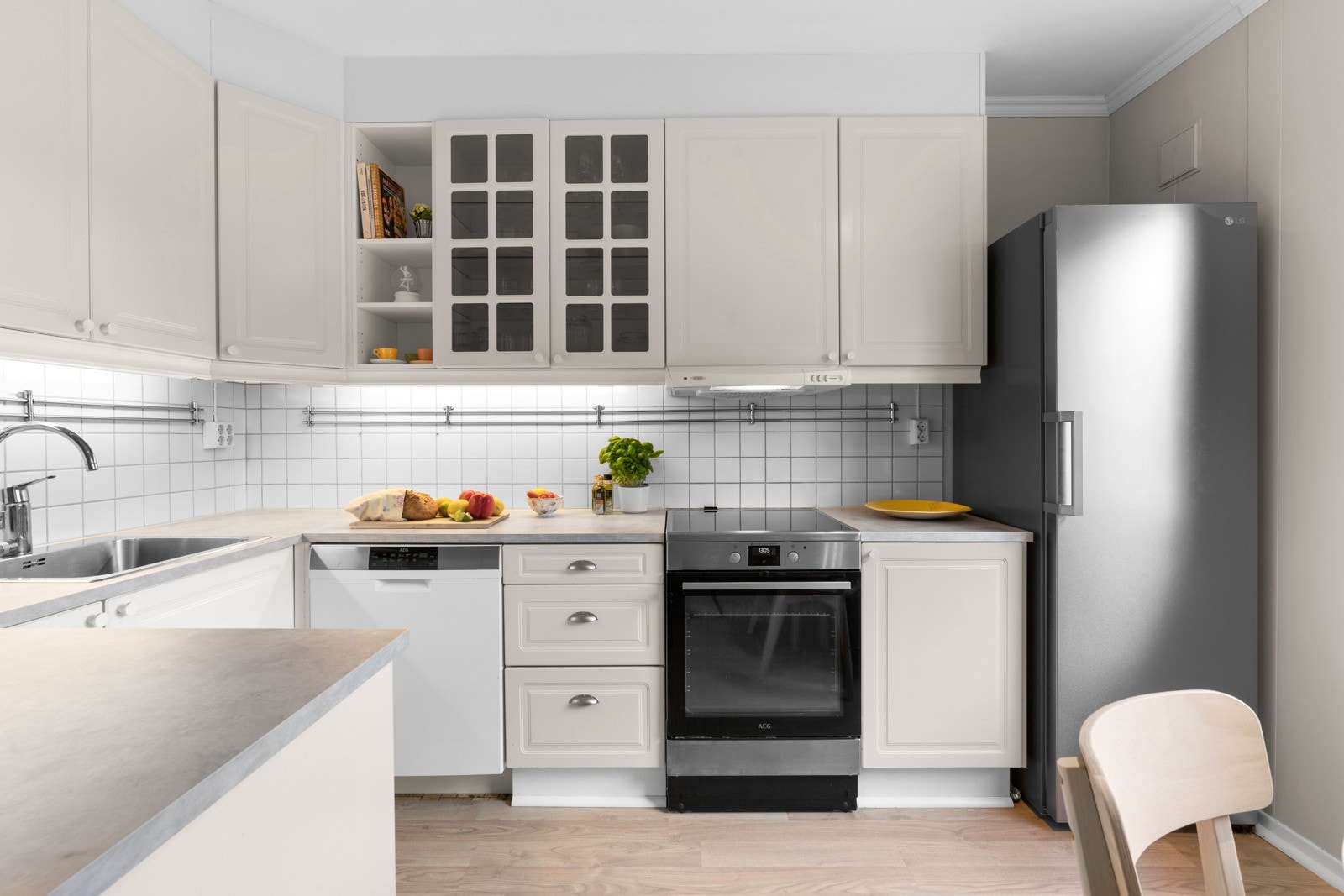 Romslig kjøkken med god skapplass og gode arbeidsflater. Galleribilde