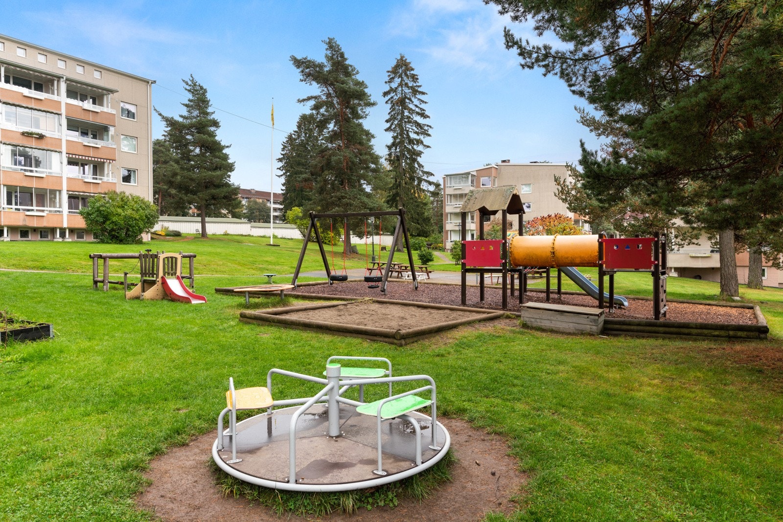 Uteområdene er pent opparbeidet med beplantning, plen, sittegrupper og lekearealer. Galleribilde