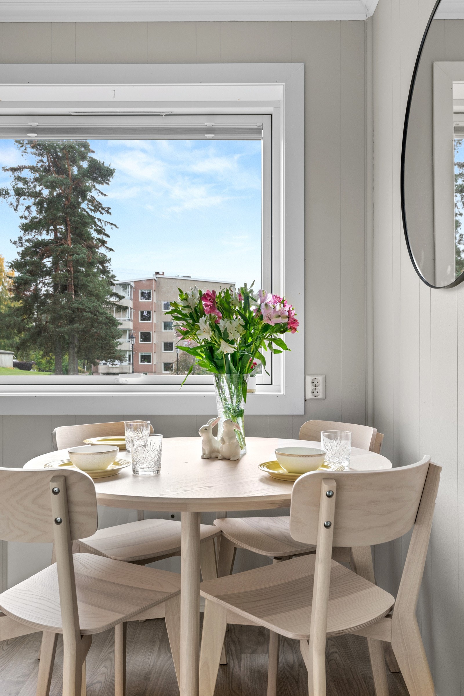 Det passer utmerket å innrede med et lite spisebord på kjøkkenet. Galleribilde