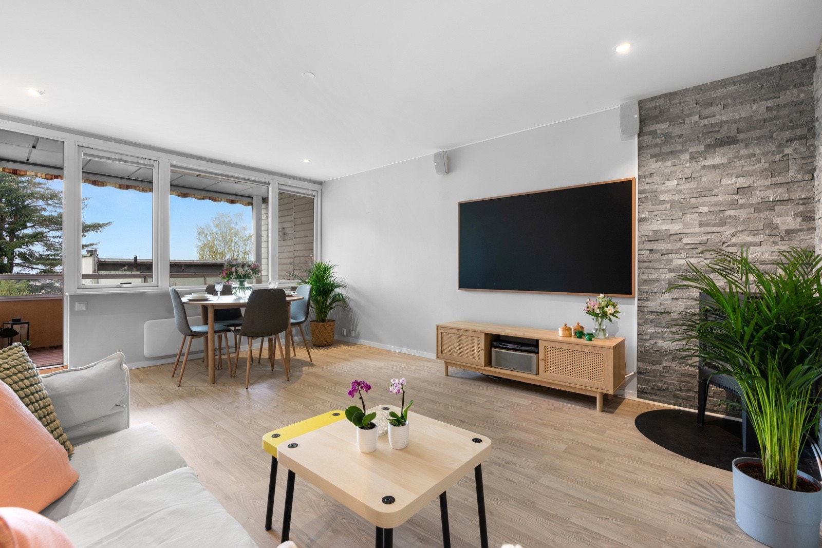 Leiligheten har en lys og romslig stue med en utforming som gjør den enkel å møblere. Galleribilde