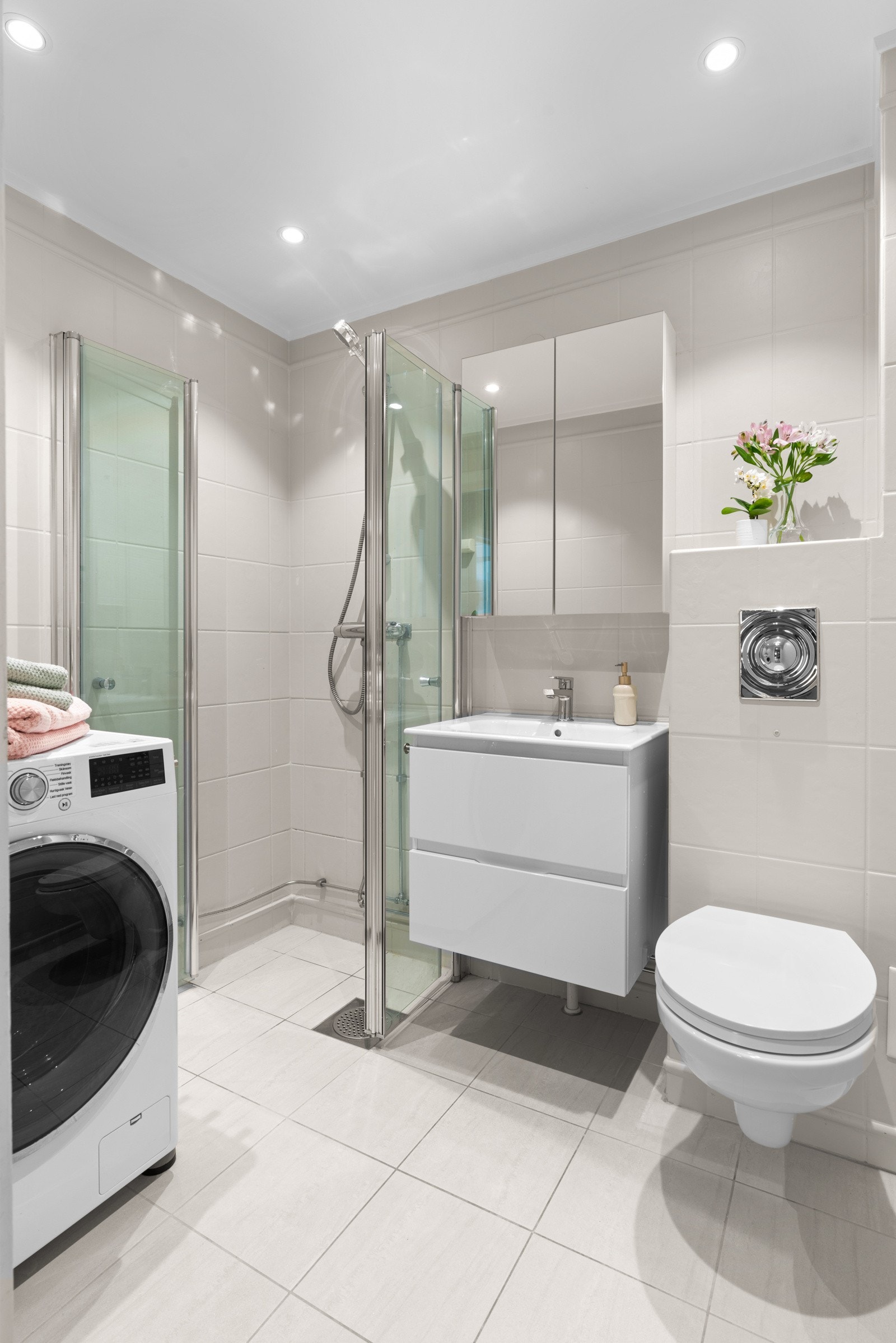 Videre består innredningen av vegghengt servantskap, vegghengt toalett og dusjhjørne med innfellbare dører. Det er også opplegg for vaskemaskin og tørketrommel. Galleribilde