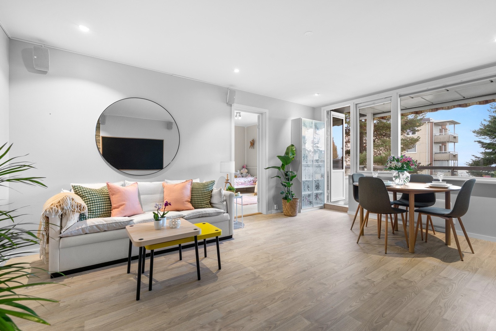 Store vindusflater mot vest sørger for godt med naturlig lys inn i stuen. Vinduene og balkongdøren ble skiftet i regi av borettslaget i 2015. Galleribilde