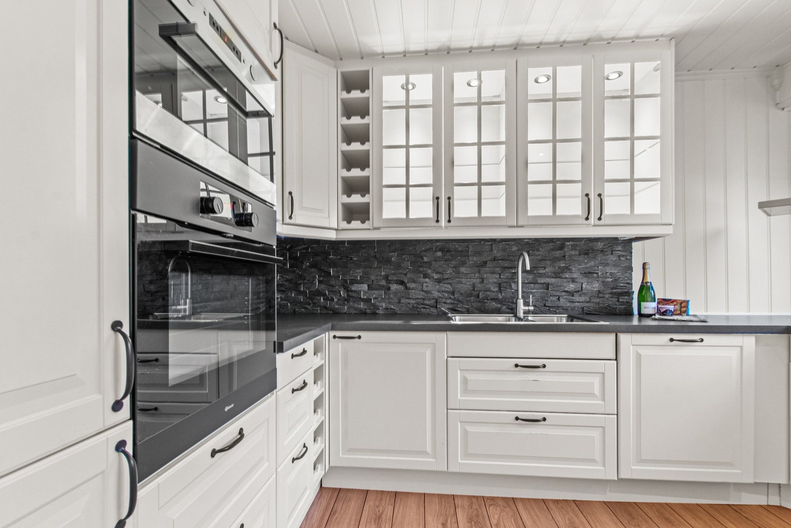 Kjøkken med innfelt lys i skap. Galleribilde