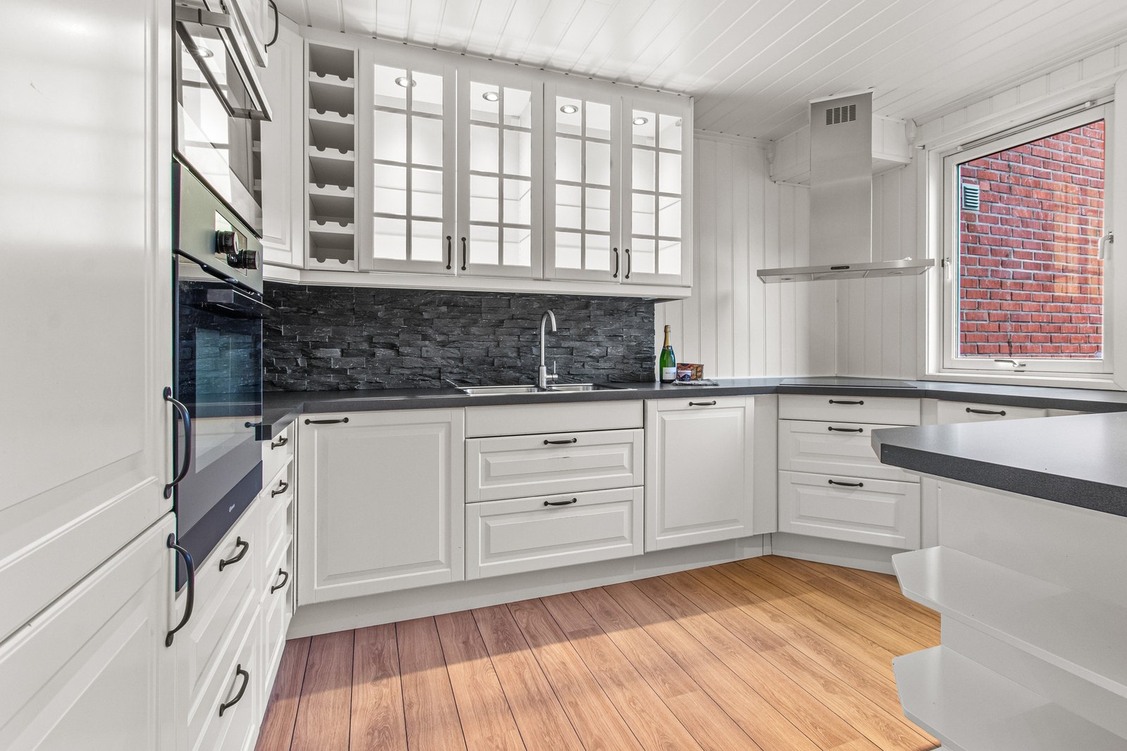 Romslig kjøkken med innbygde hvitevarer. Galleribilde