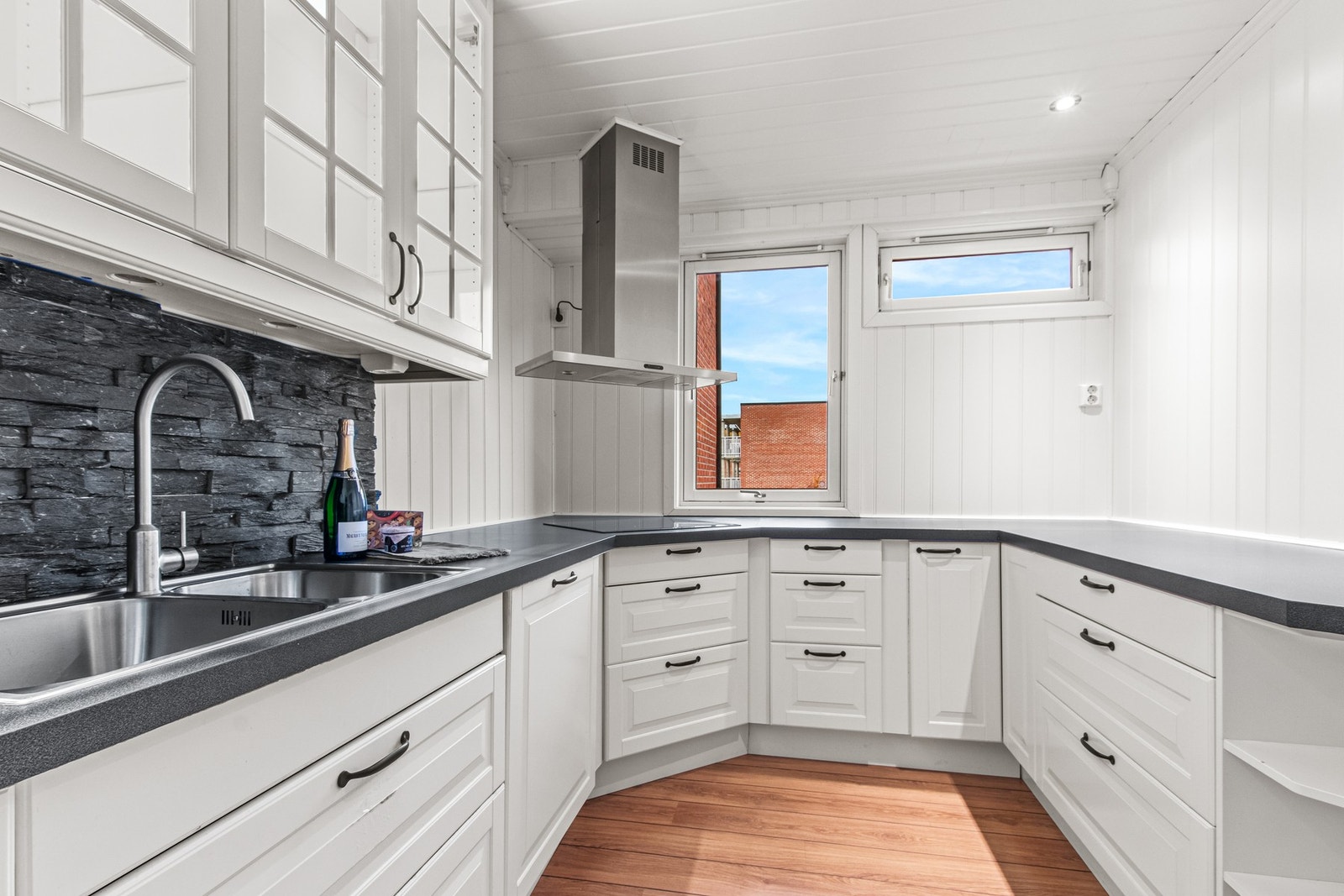 U-kjøkken med rikelig benkeplass. Galleribilde