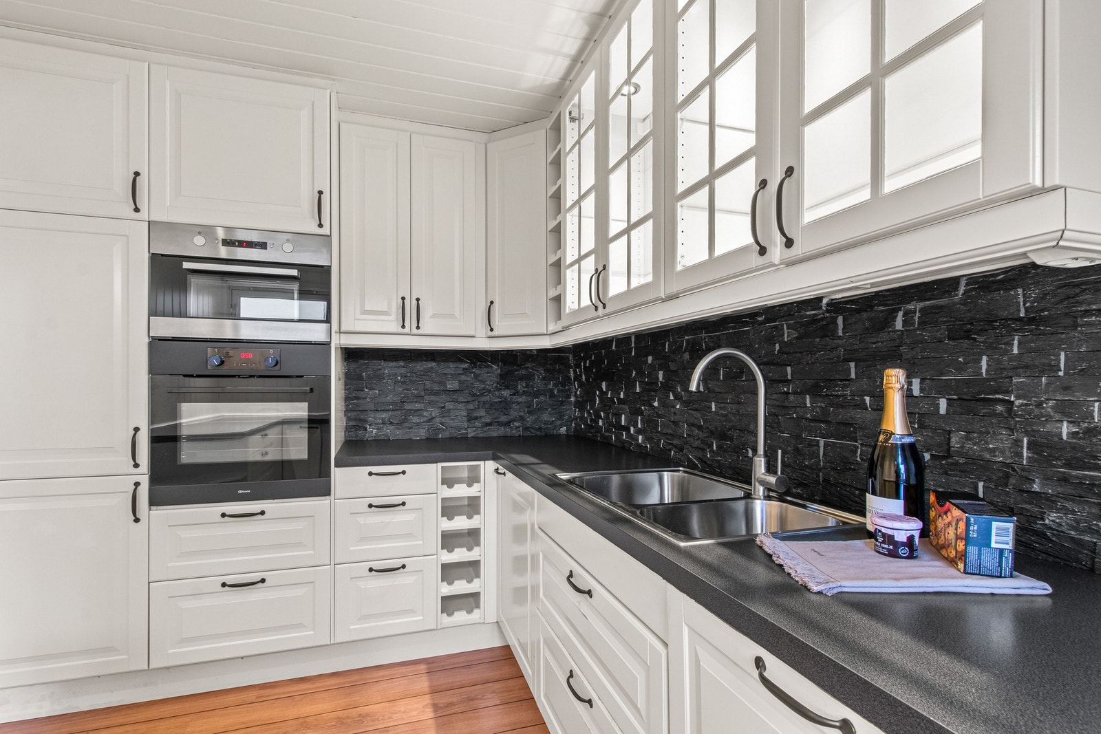 Godt med benkeplass og skap/skuffer på kjøkken. Galleribilde