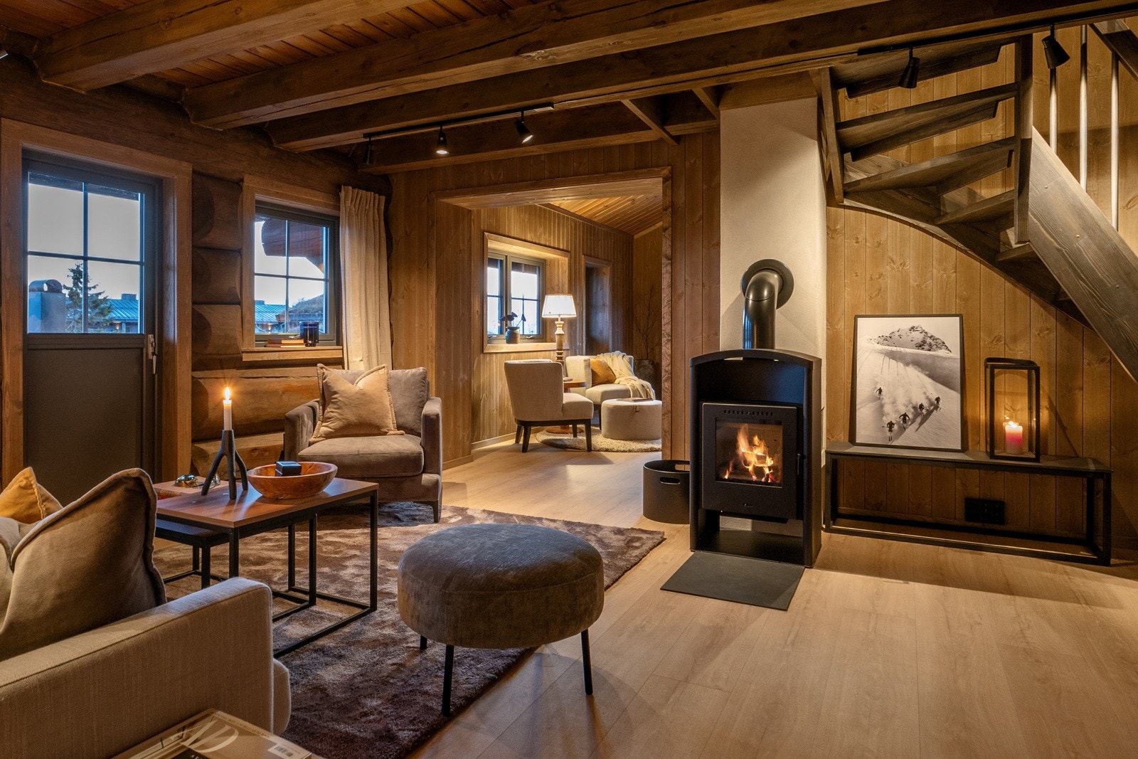 Delvis åpen løsning mellom stue og kjøkken Galleribilde