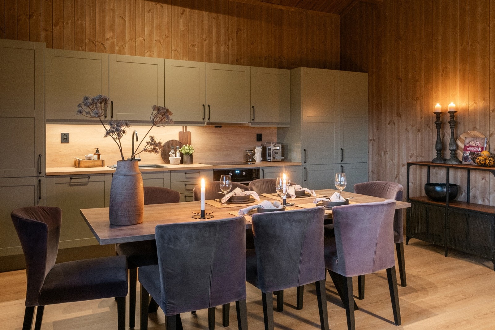 Lekkert kjøkken i en nydelig farge Galleribilde