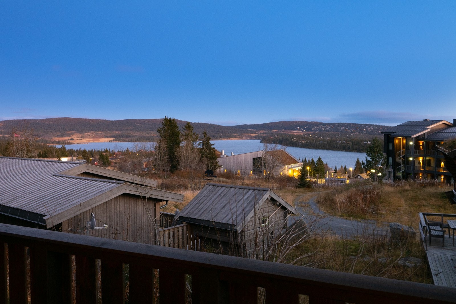 Hytta ligger på en flott utsiktstomt Galleribilde