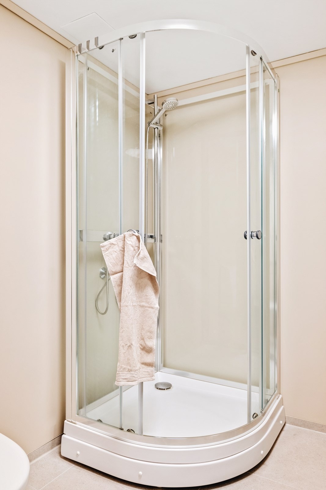 Det ble satt inn nytt dusjkabinett og toalett på den ene siden av rommet... Galleribilde