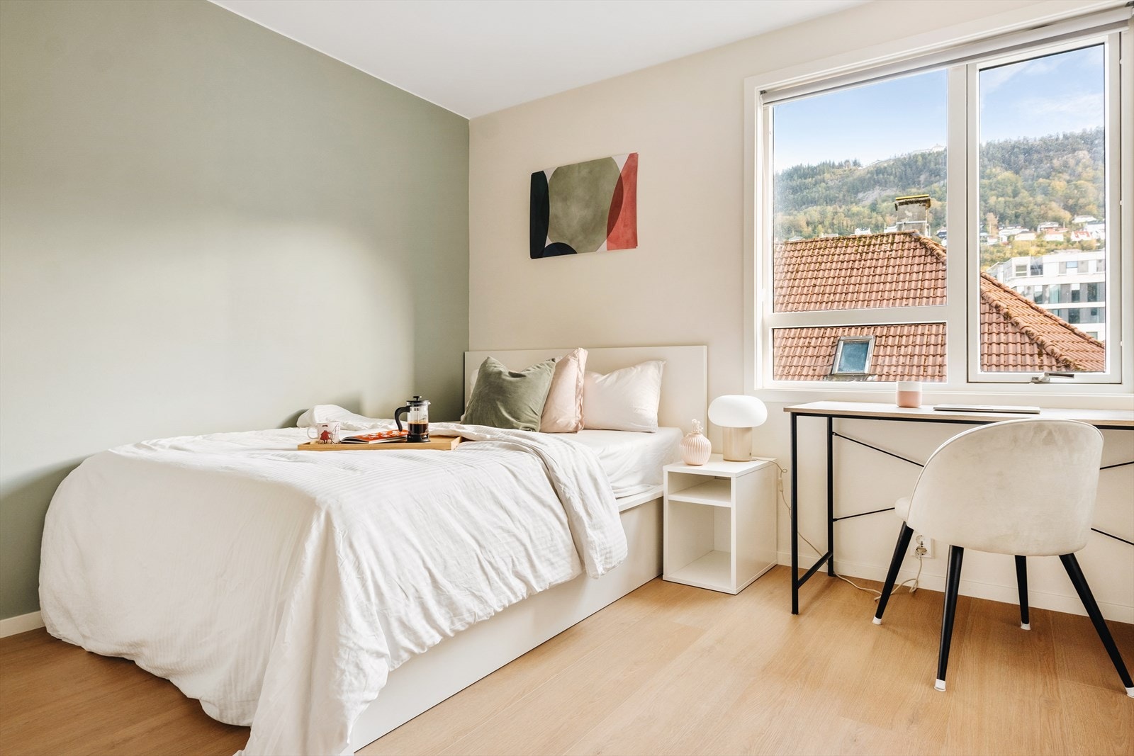 Dette soverommet er fortsatt hele 11,7 m². Selger har benyttet dette som kontor og gjesterom. Galleribilde