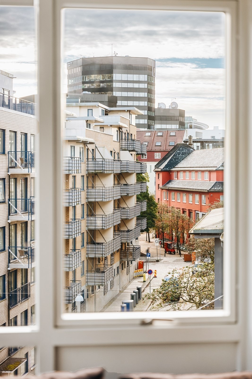 I andre ende ser du nedover åpen gate mot urbane omgivelser. Galleribilde