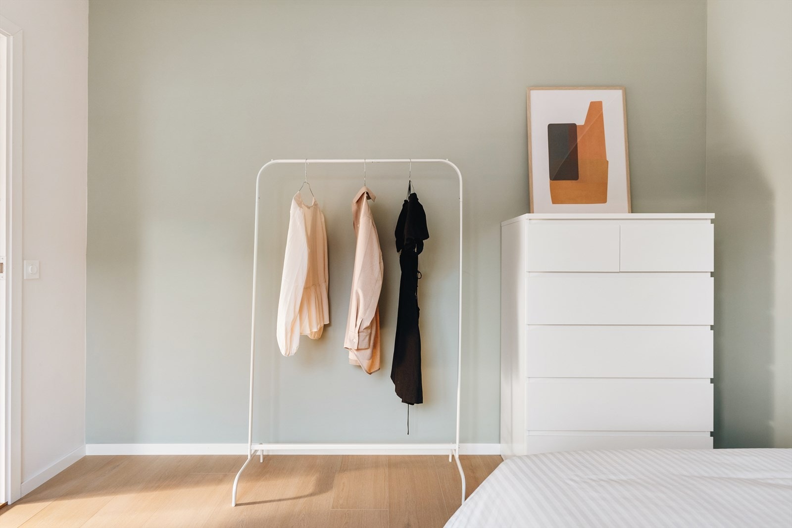 Rikelig med plass til større garderobeløsninger dersom det er ønske om dette på soverom 2. Galleribilde