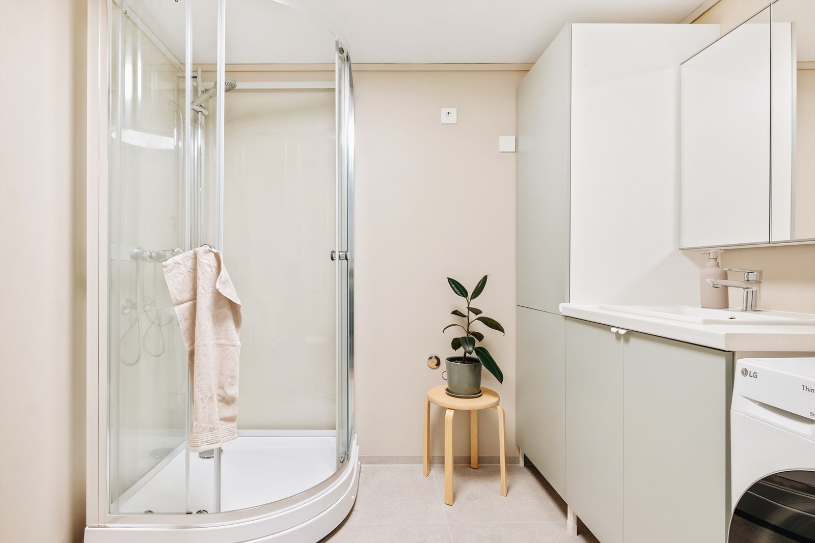 Meget delikat bad ble pusset opp med flis på flis på gulv, malte overflater og all innredning skiftet. Det er varmekabler i gulv. Galleribilde