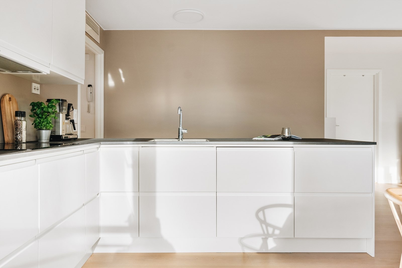 Både rør og elektrisk anlegg som er oppgradert/endret ifbm. montering av nytt kjøkken er gjort av fagfolk. Galleribilde