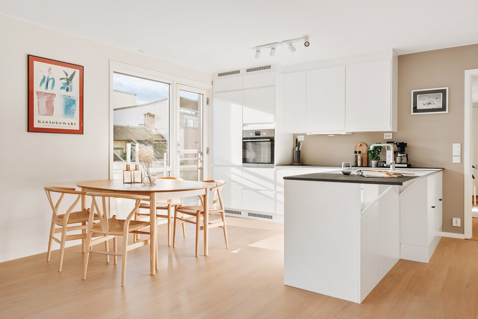 Stilren innredning i slette hvite fronter med innfelte håndtak. God skap- og skuffeplass, takhøy innredning. Galleribilde