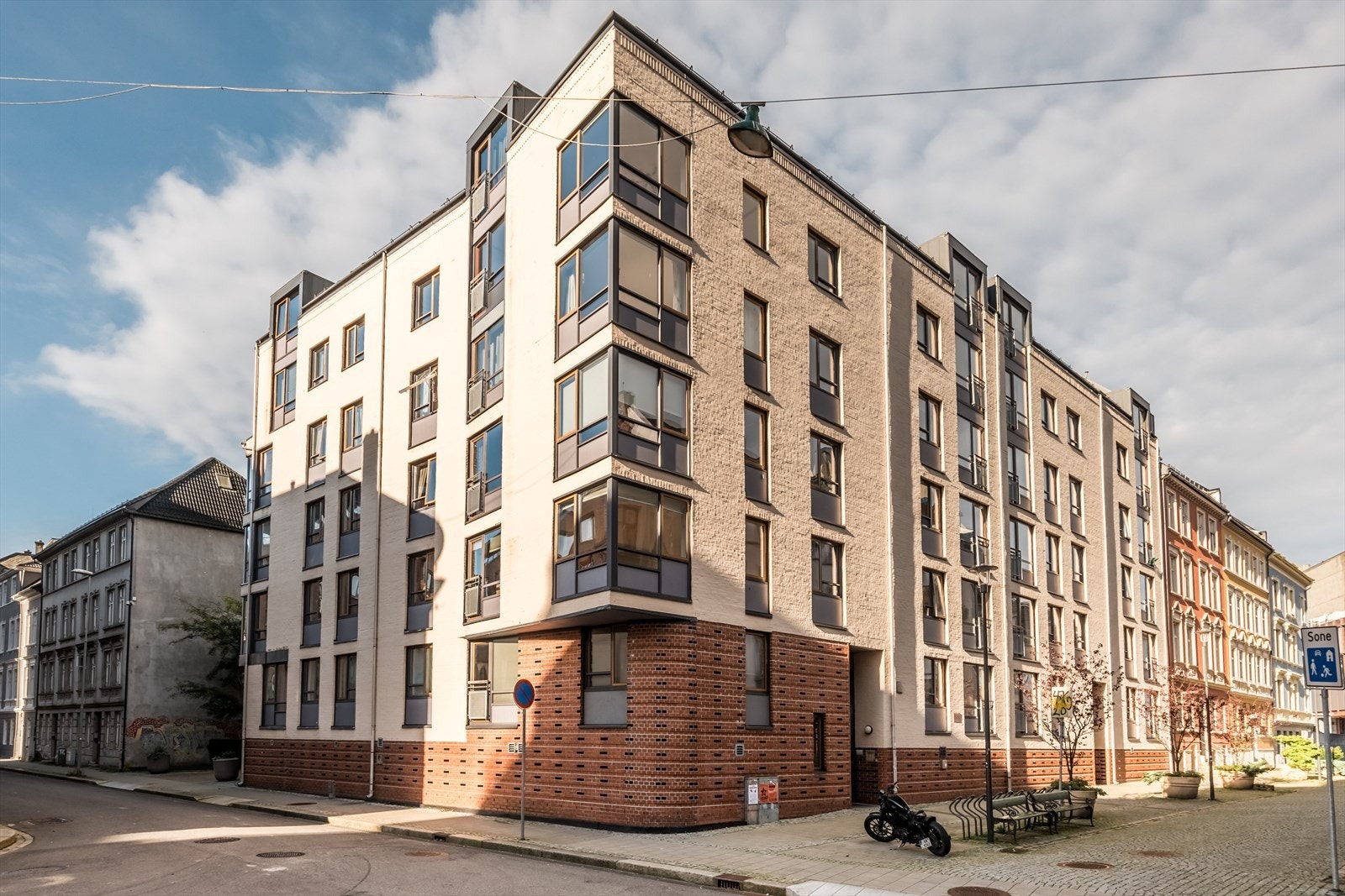 Borettslaget har felles sykkelgarasje, samt redskapsbod. Hyggelig gatetun rundt eiendommen. Selger har hatt soneparkering, og aldri hatt utfordringer med å få nærliggende plass. Galleribilde