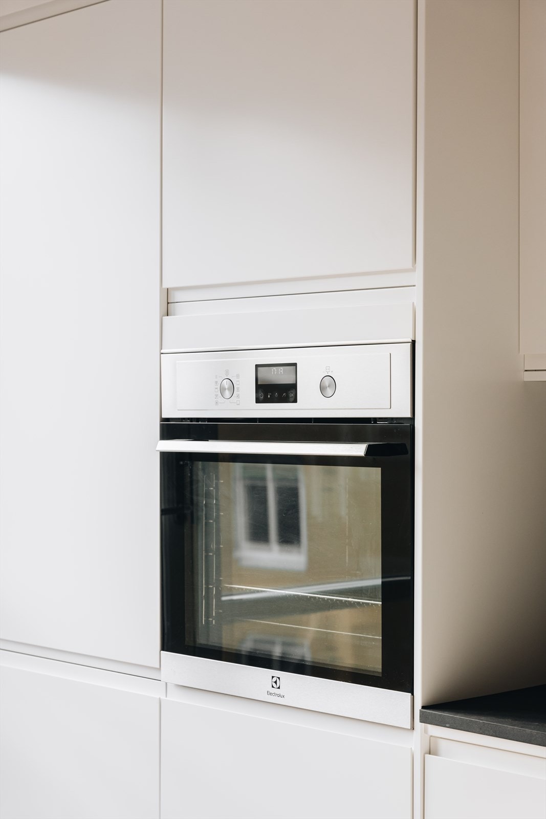 Det er integrerte hvitevarer (stekeovn, koketopp, oppvaskmaskin, kjøle- og fryseskap), innfelt avtrekksvifte og underlimt vask. Stekeovn i behagelig arbeidshøyde. Galleribilde