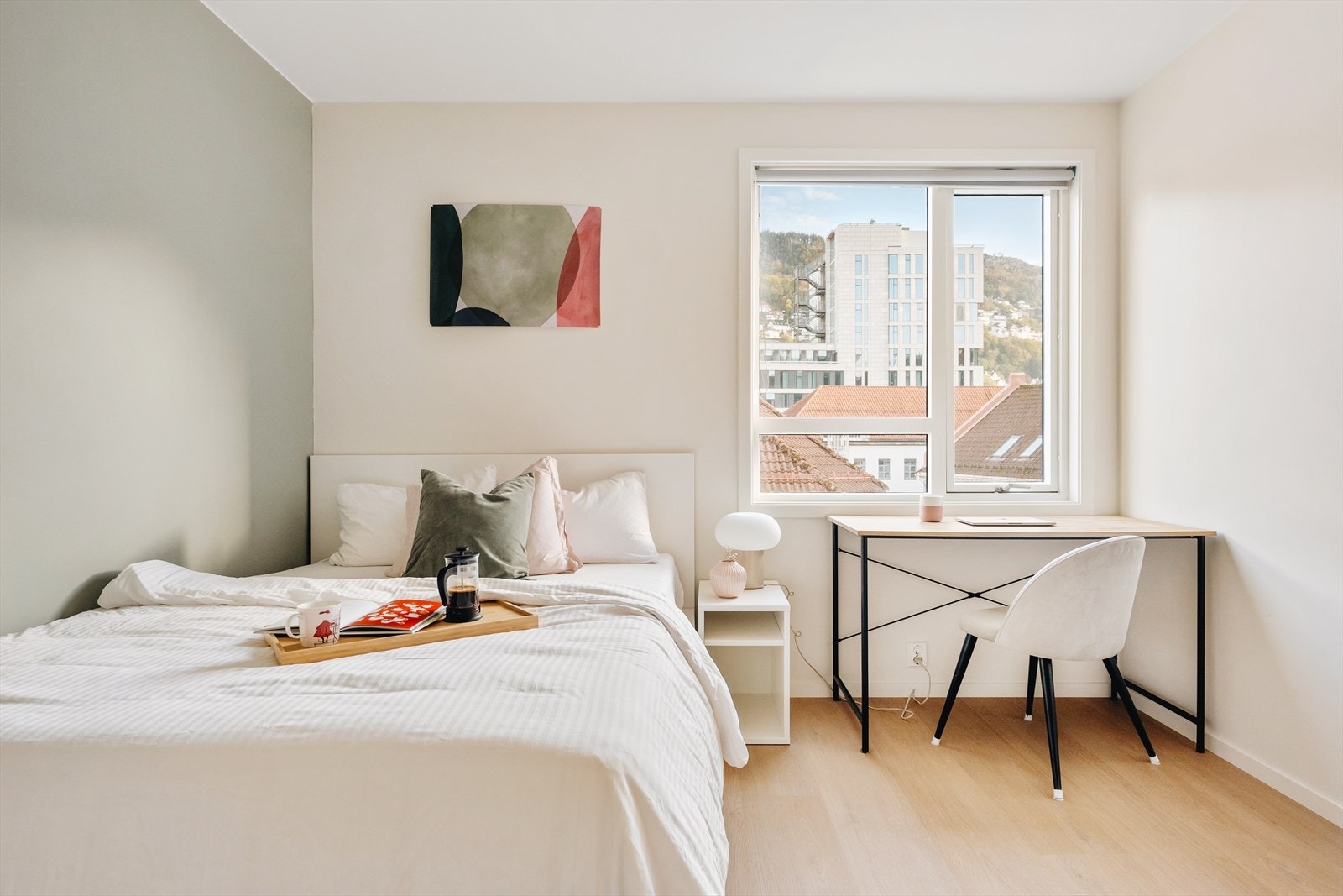 Mange bruksmuligheter grunnet plassering og størrelse; barnerom, utleie til studiekamerat, TV-stue/gjesterom eller et herlig kontor. Galleribilde