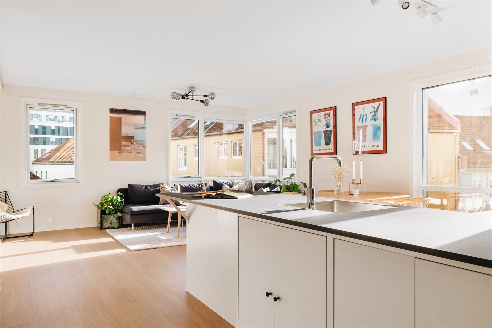 Under oppussing ble det lagt en lekker laminat på gulv - med 4 mm. trinnlydsplater som undergulv. Galleribilde