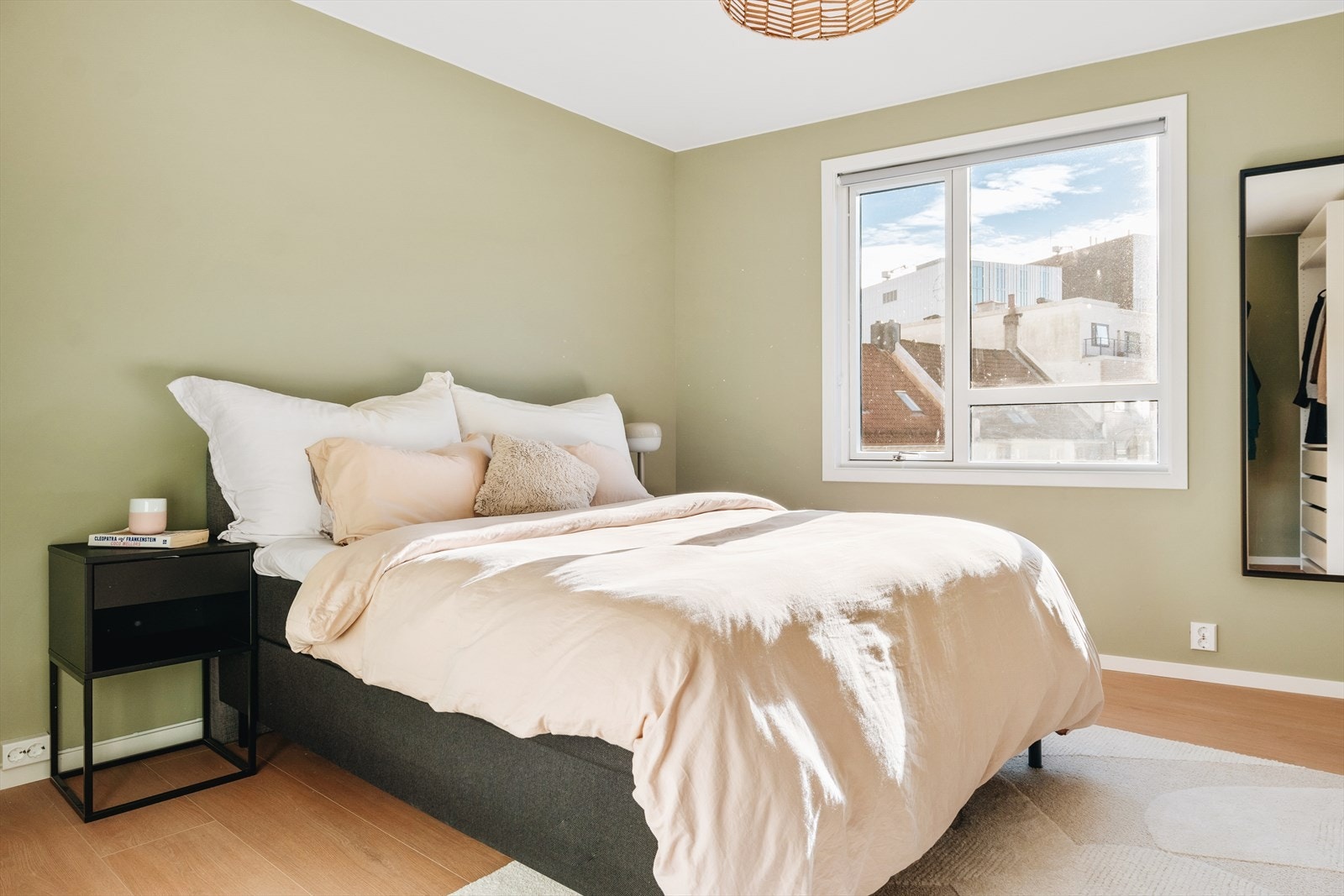 Hovedsoverommet er i motsatt ende av leiligheten, og har tilkomst fra gang. Galleribilde