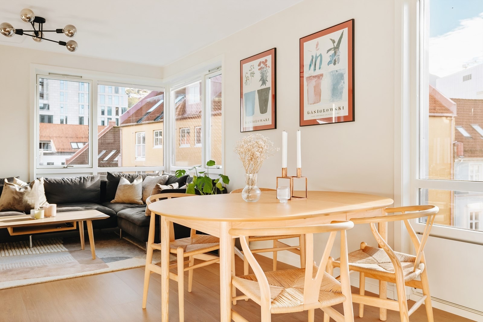 Stue er utrolig enkel å innrede i fine, naturlige soner for måltider og sofakos. Galleribilde