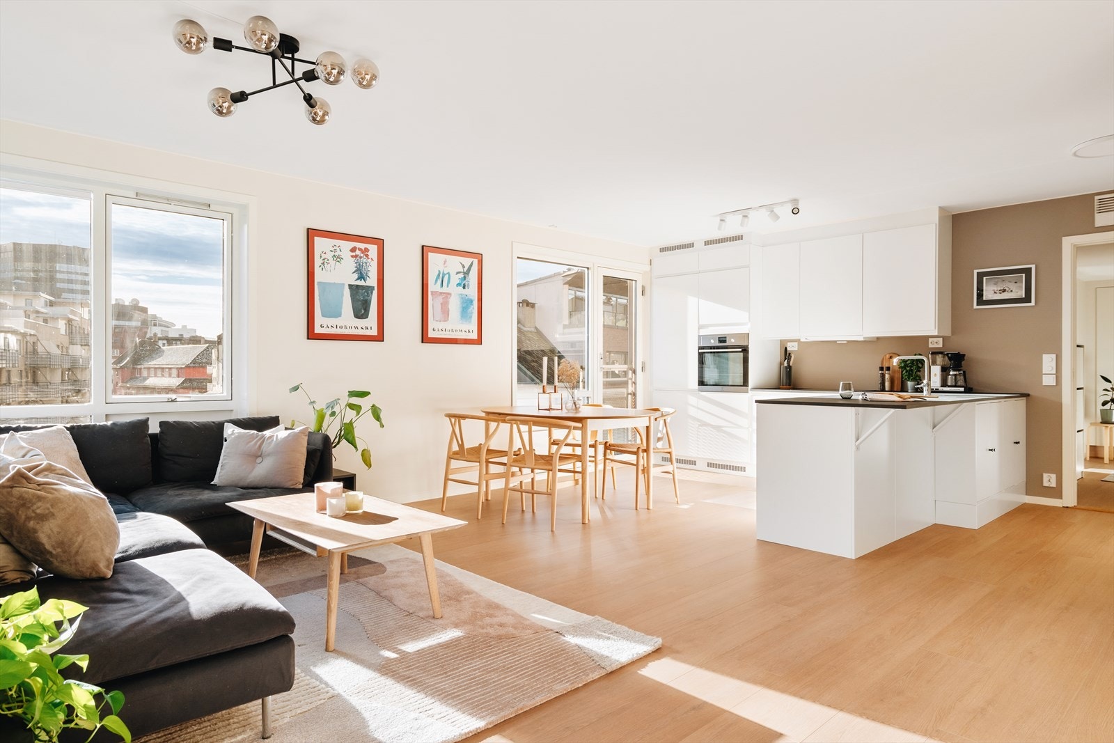 Borettslaget har jevnlig vindus- og fasadevask. Her kommer det aldeles nydelig lys inn. Takhøyde er 2,47 meter. Galleribilde