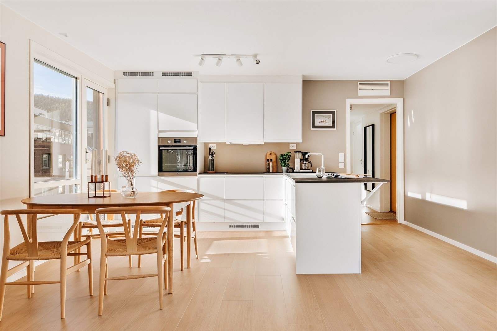 Stue og kjøkken har åpen løsning, og måler 35 m². Galleribilde