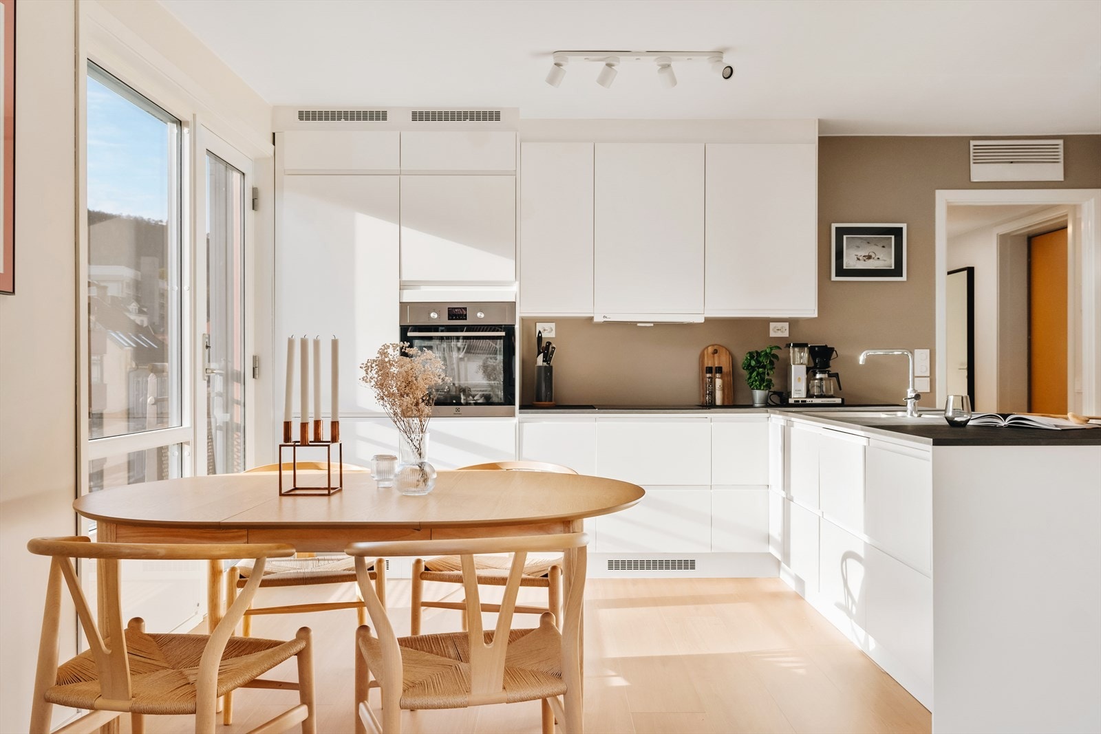 Kjøkkenet er nytt ifbm. oppussing, og er levert av Epoq. Det er balansert ventilasjon i leiligheten. Galleribilde