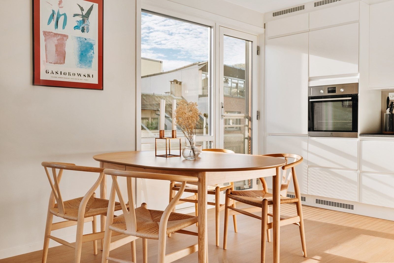 Store vinduer og fransk balkong slipper lys, luft og sol inn i rommet. Galleribilde