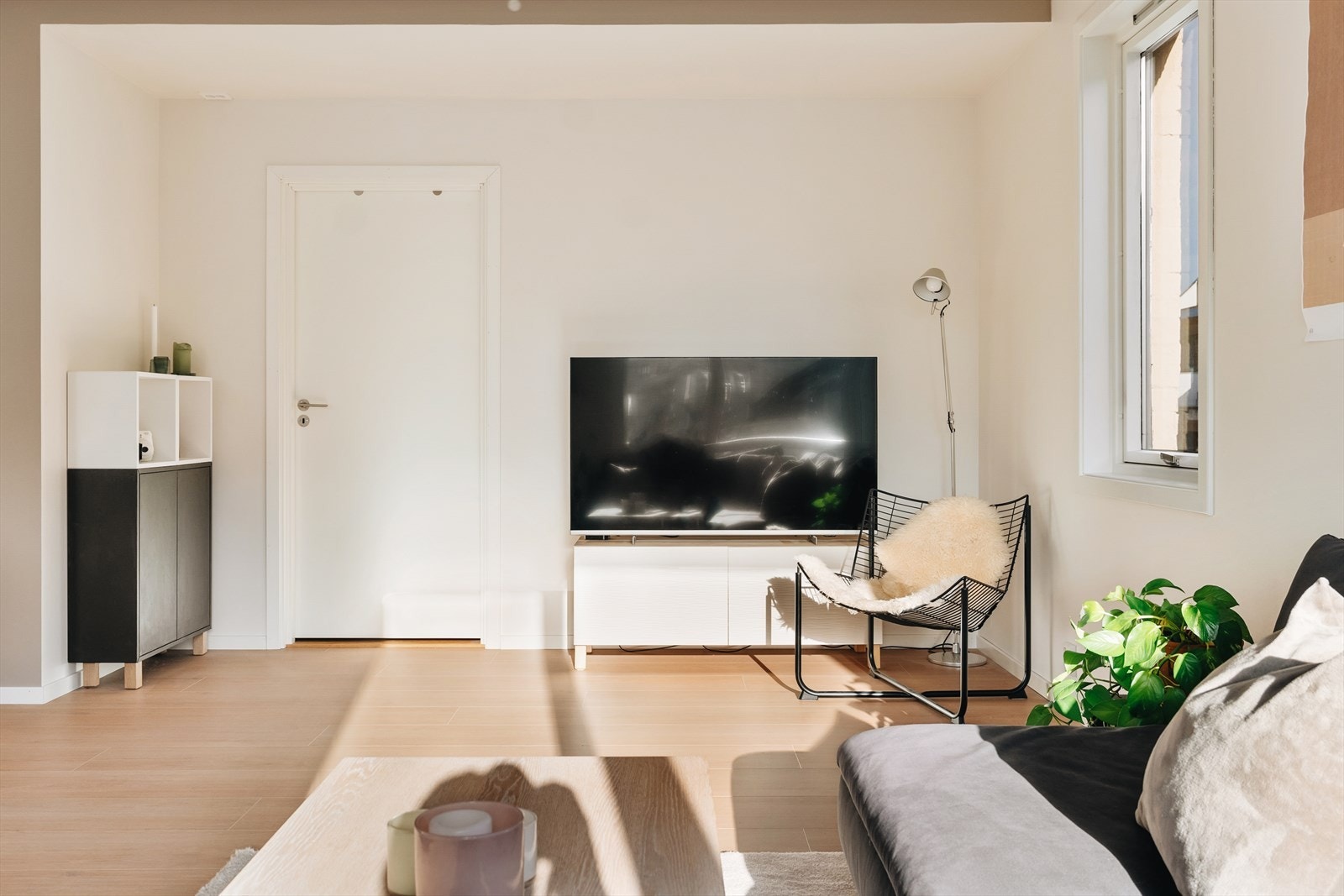 Under oppussing ble vegg mot soverom 2 flyttet, for å utvide stue. Dette gir fin plass til ytterligere innredning (og soverommet er fortsatt "mer enn stort nok"). Galleribilde