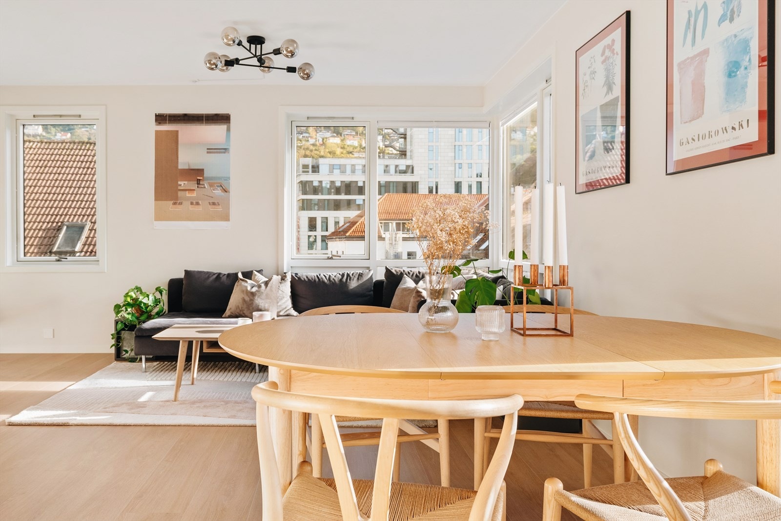 Alle overflater er modernisert, og det er laget listefri overgang mellom vegg og himling. Galleribilde