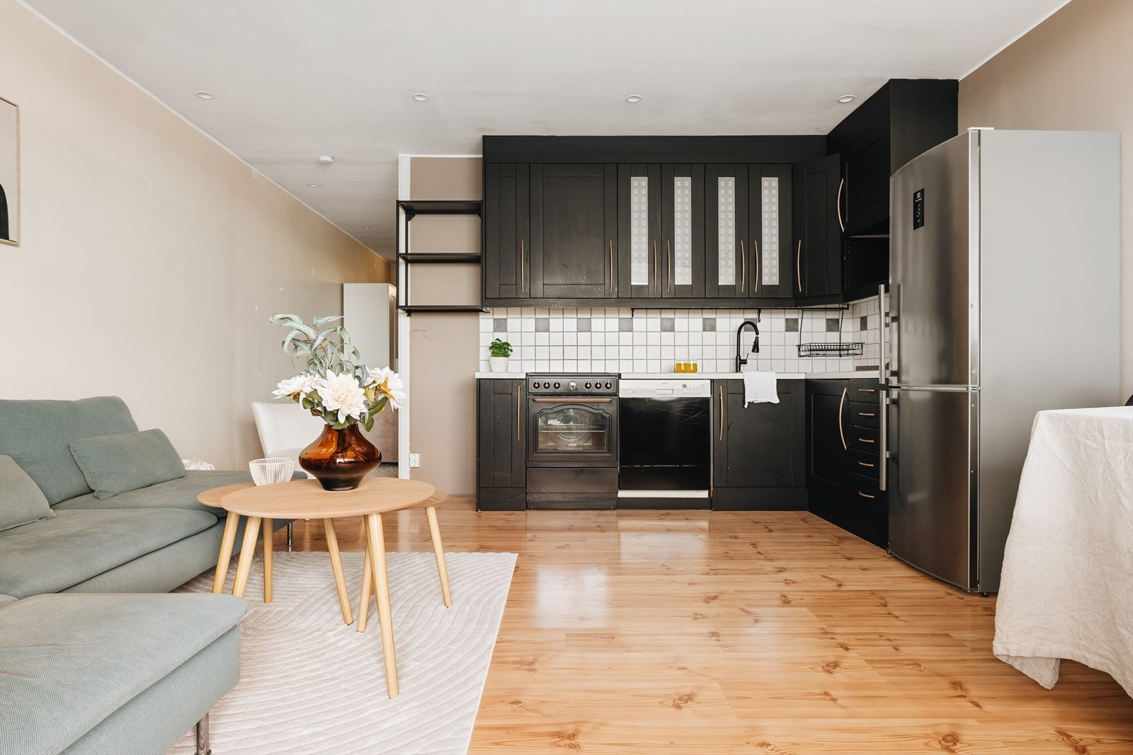 Flott åpen stue/kjøkken løsning som skaper en romslig følelse Galleribilde