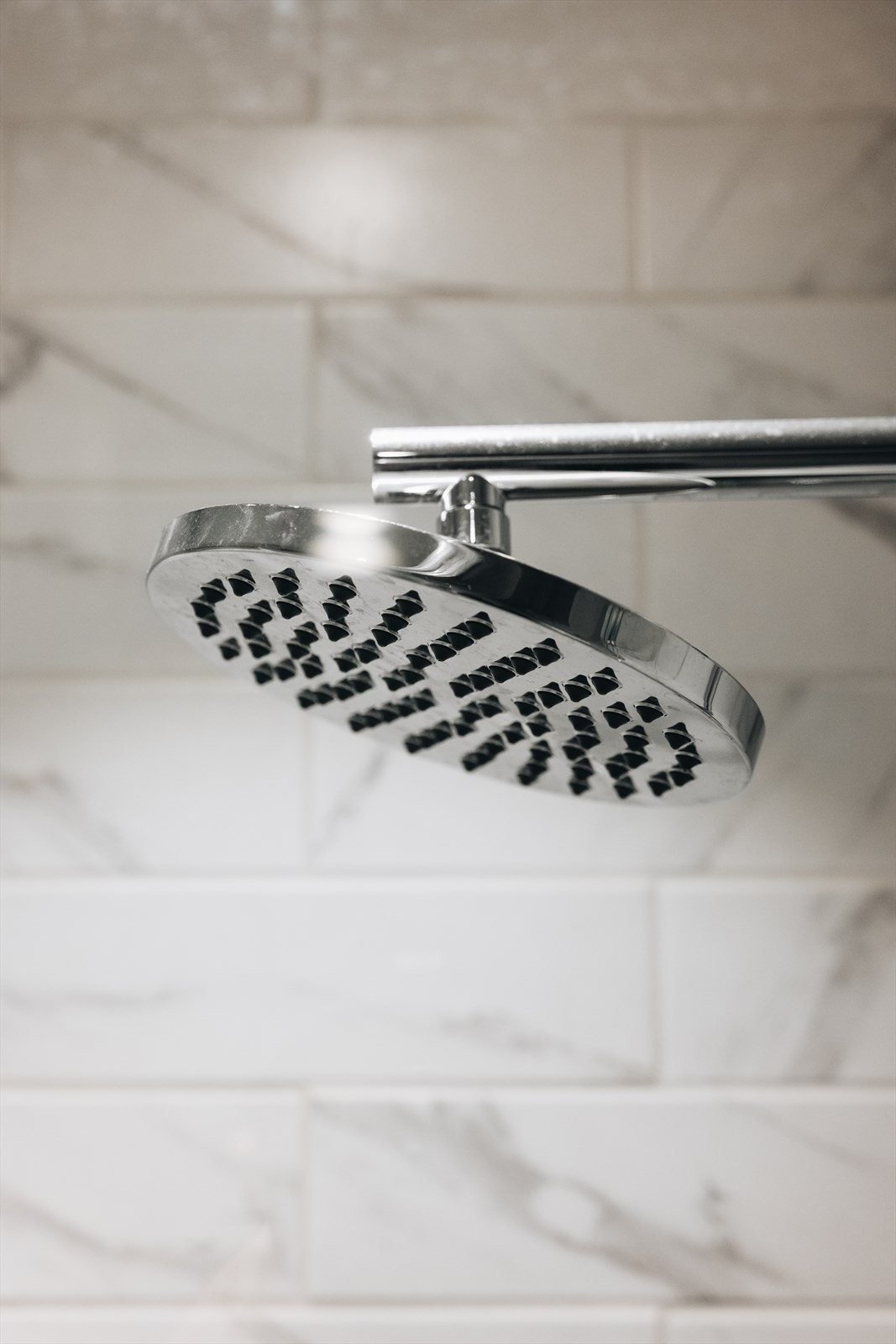 Innredet med himmelfall dusjhode Galleribilde