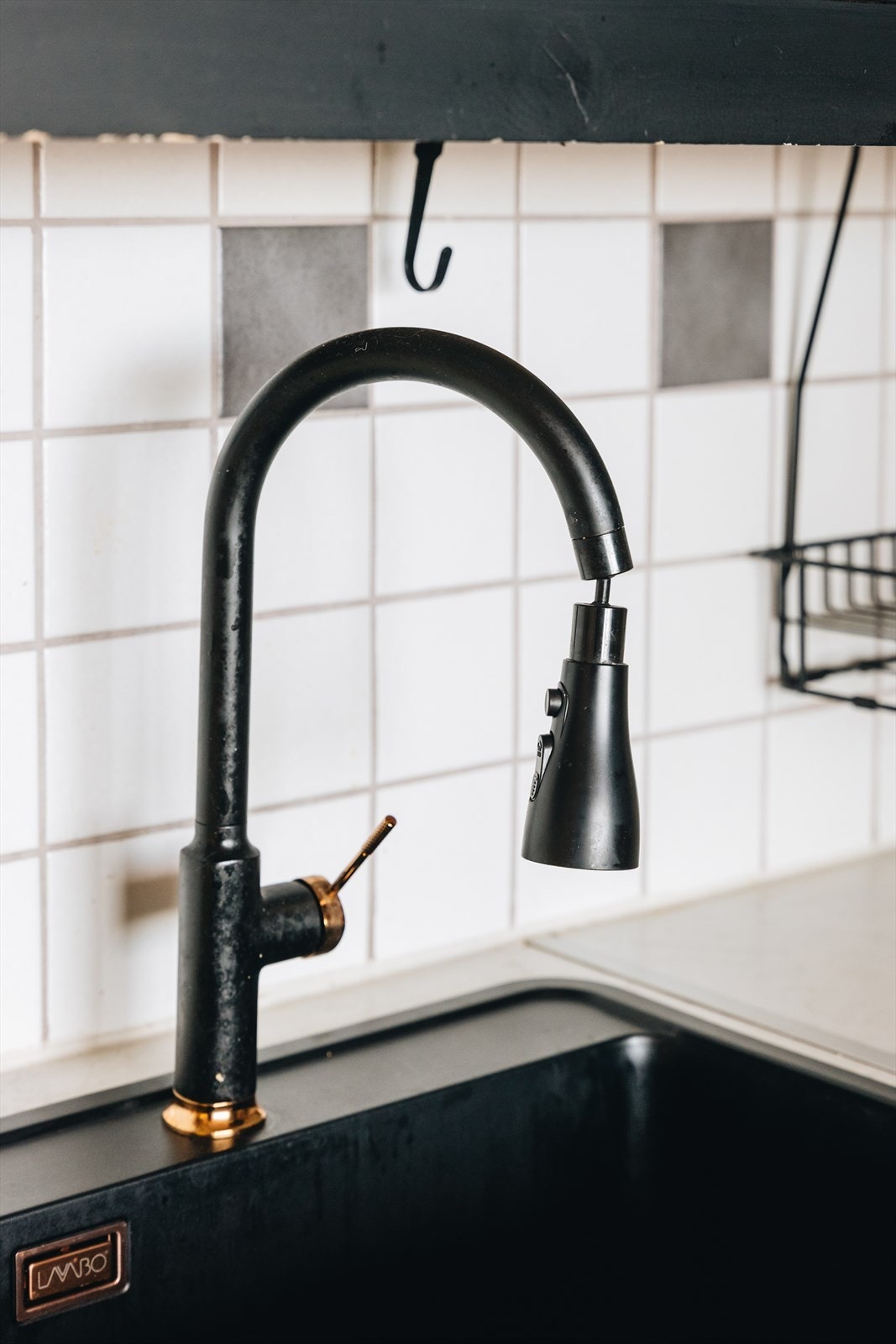 Moderne servant med uttrekkbar spylehode for effektiv rengjøring Galleribilde